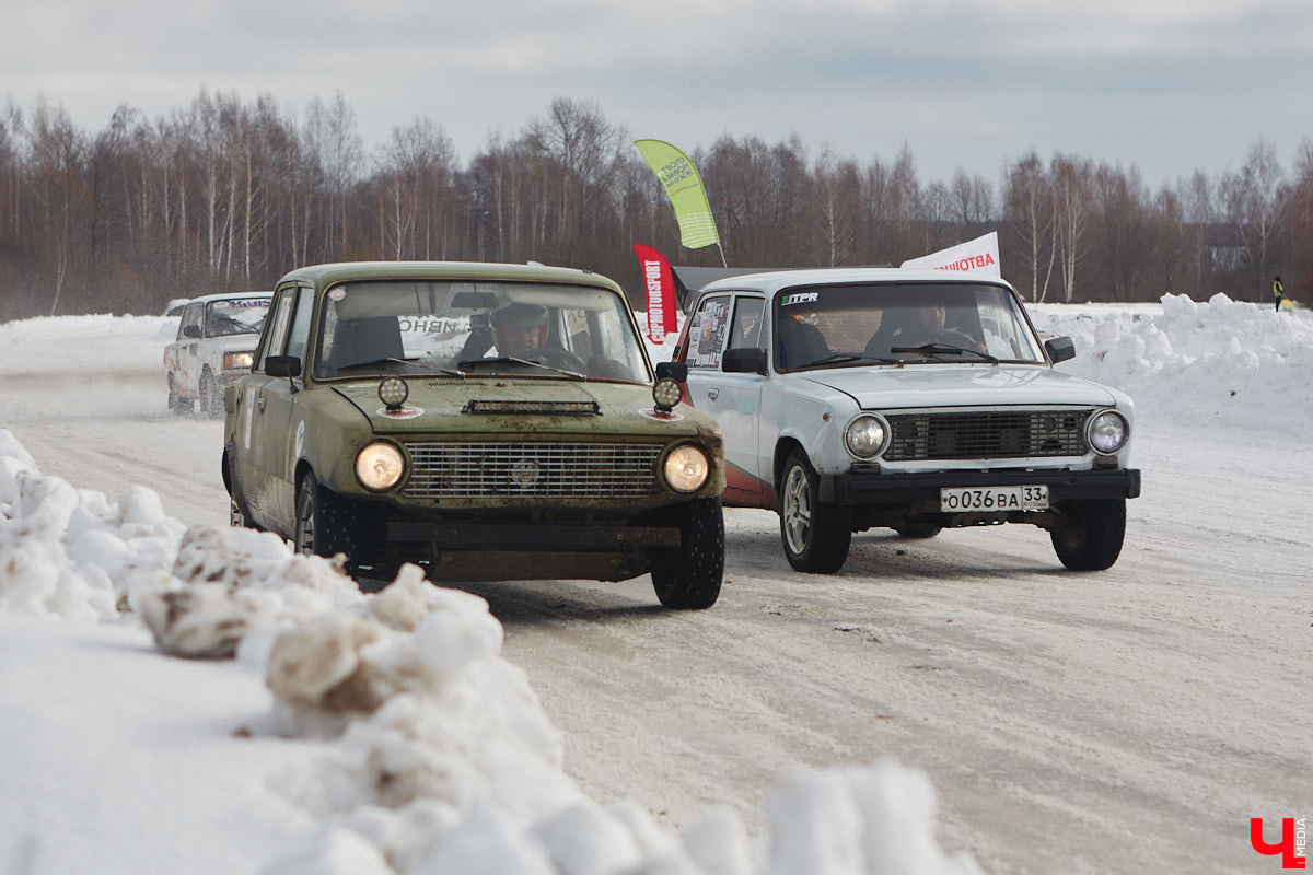 Владимирские гонщики эффектно завершили зимний сезон ледовой дуэлью. На старт в Собинском районе вышел сразу 51 экипаж. Между собой они разыграли кубки в семи классах. «Ключ-Медиа» стал свидетелем зрелищных соревнований, а в перерывах между заездами поговорил со спортсменами.