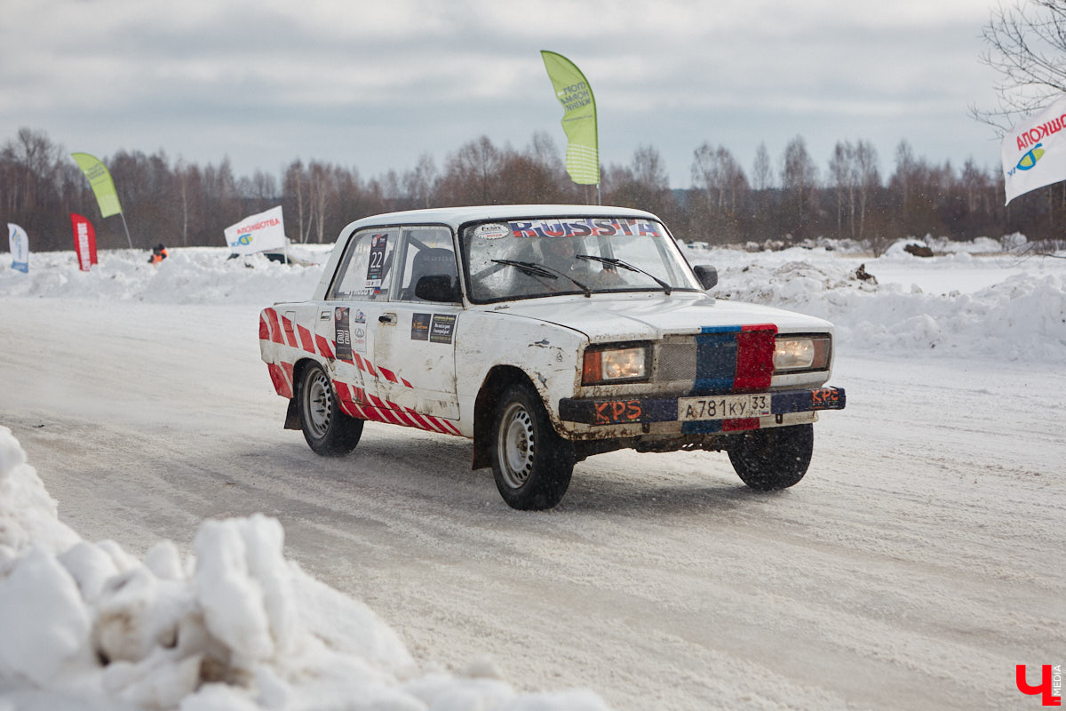 Владимирские гонщики эффектно завершили зимний сезон ледовой дуэлью. На старт в Собинском районе вышел сразу 51 экипаж. Между собой они разыграли кубки в семи классах. «Ключ-Медиа» стал свидетелем зрелищных соревнований, а в перерывах между заездами поговорил со спортсменами.