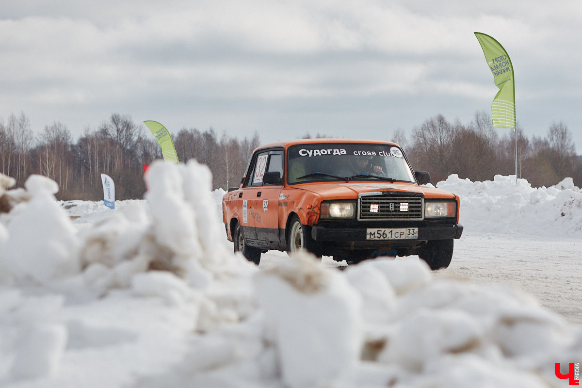 Владимирские гонщики эффектно завершили зимний сезон ледовой дуэлью. На старт в Собинском районе вышел сразу 51 экипаж. Между собой они разыграли кубки в семи классах. «Ключ-Медиа» стал свидетелем зрелищных соревнований, а в перерывах между заездами поговорил со спортсменами.