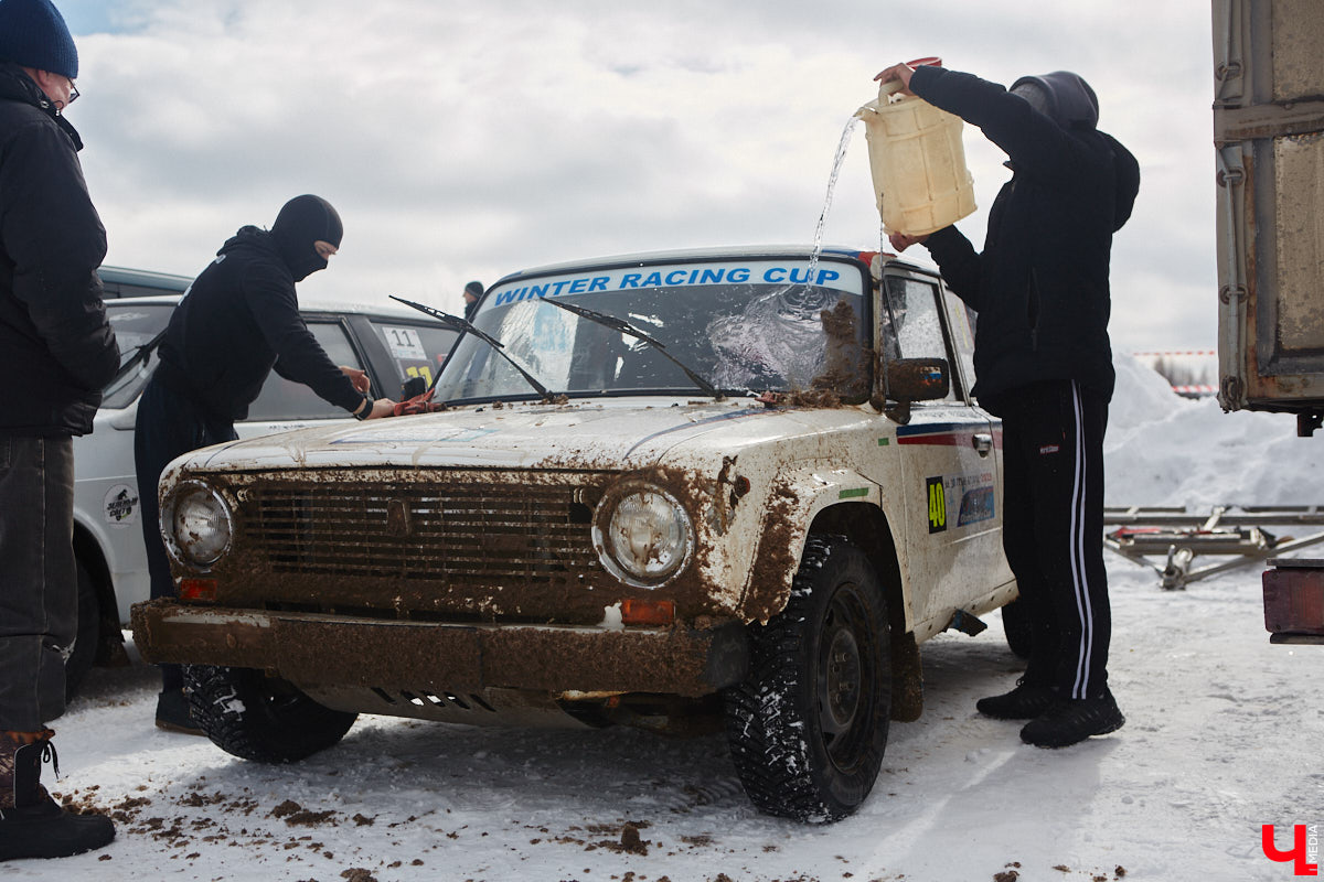 Владимирские гонщики эффектно завершили зимний сезон ледовой дуэлью. На старт в Собинском районе вышел сразу 51 экипаж. Между собой они разыграли кубки в семи классах. «Ключ-Медиа» стал свидетелем зрелищных соревнований, а в перерывах между заездами поговорил со спортсменами.