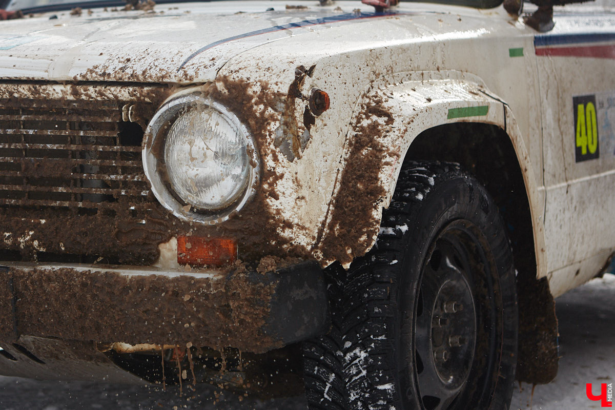 Владимирские гонщики эффектно завершили зимний сезон ледовой дуэлью. На старт в Собинском районе вышел сразу 51 экипаж. Между собой они разыграли кубки в семи классах. «Ключ-Медиа» стал свидетелем зрелищных соревнований, а в перерывах между заездами поговорил со спортсменами.
