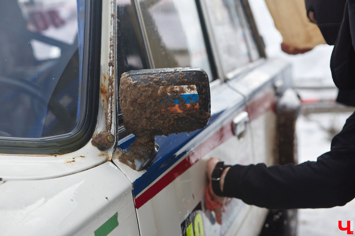 Владимирские гонщики эффектно завершили зимний сезон ледовой дуэлью. На старт в Собинском районе вышел сразу 51 экипаж. Между собой они разыграли кубки в семи классах. «Ключ-Медиа» стал свидетелем зрелищных соревнований, а в перерывах между заездами поговорил со спортсменами.