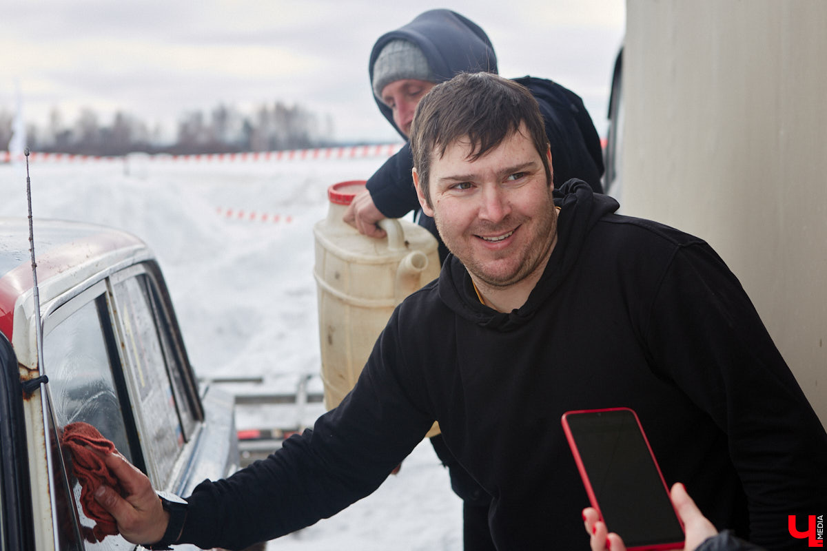 Владимирские гонщики эффектно завершили зимний сезон ледовой дуэлью. На старт в Собинском районе вышел сразу 51 экипаж. Между собой они разыграли кубки в семи классах. «Ключ-Медиа» стал свидетелем зрелищных соревнований, а в перерывах между заездами поговорил со спортсменами.
