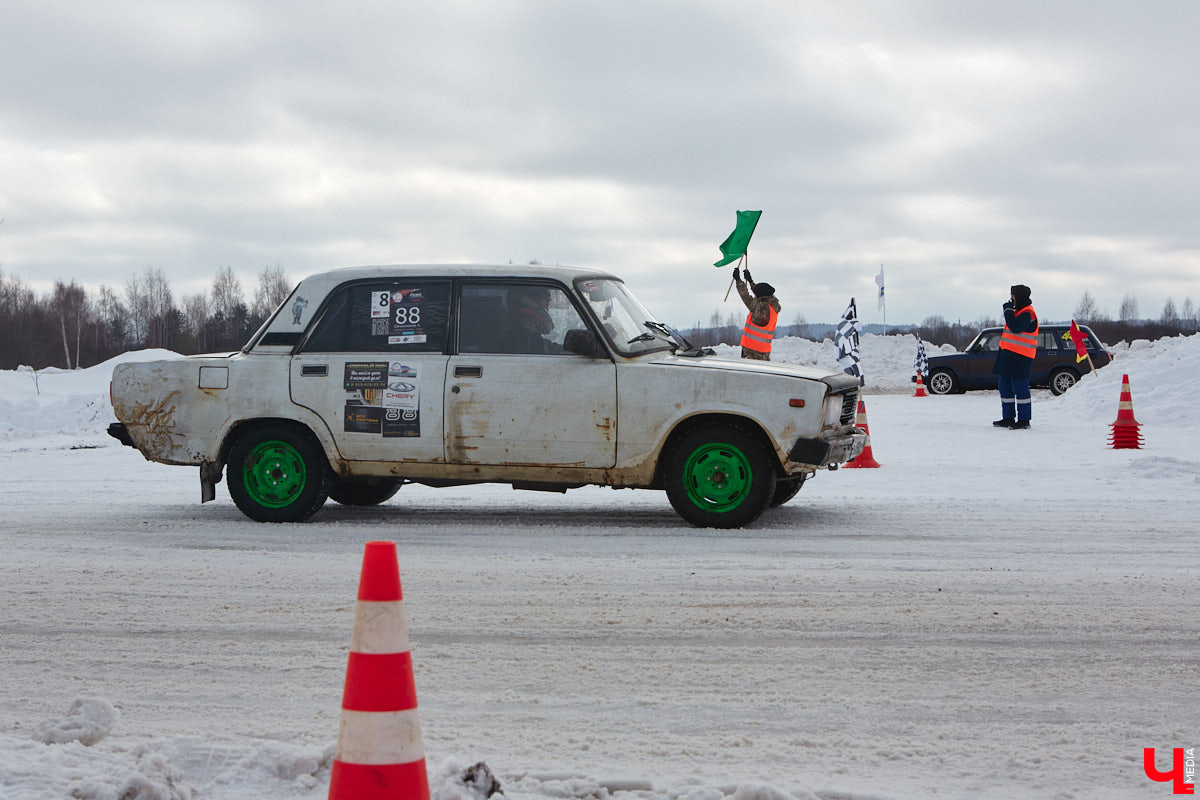 Владимирские гонщики эффектно завершили зимний сезон ледовой дуэлью. На старт в Собинском районе вышел сразу 51 экипаж. Между собой они разыграли кубки в семи классах. «Ключ-Медиа» стал свидетелем зрелищных соревнований, а в перерывах между заездами поговорил со спортсменами.