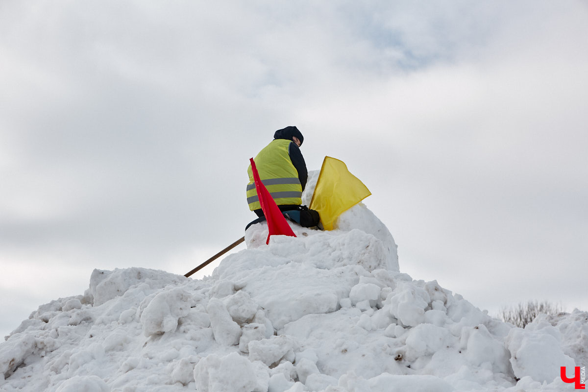 Владимирские гонщики эффектно завершили зимний сезон ледовой дуэлью. На старт в Собинском районе вышел сразу 51 экипаж. Между собой они разыграли кубки в семи классах. «Ключ-Медиа» стал свидетелем зрелищных соревнований, а в перерывах между заездами поговорил со спортсменами.