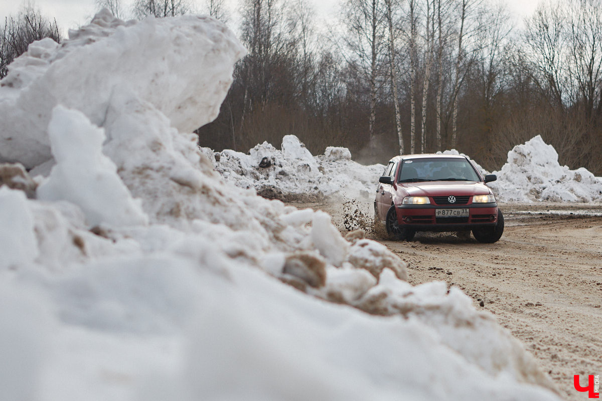 Владимирские гонщики эффектно завершили зимний сезон ледовой дуэлью. На старт в Собинском районе вышел сразу 51 экипаж. Между собой они разыграли кубки в семи классах. «Ключ-Медиа» стал свидетелем зрелищных соревнований, а в перерывах между заездами поговорил со спортсменами.
