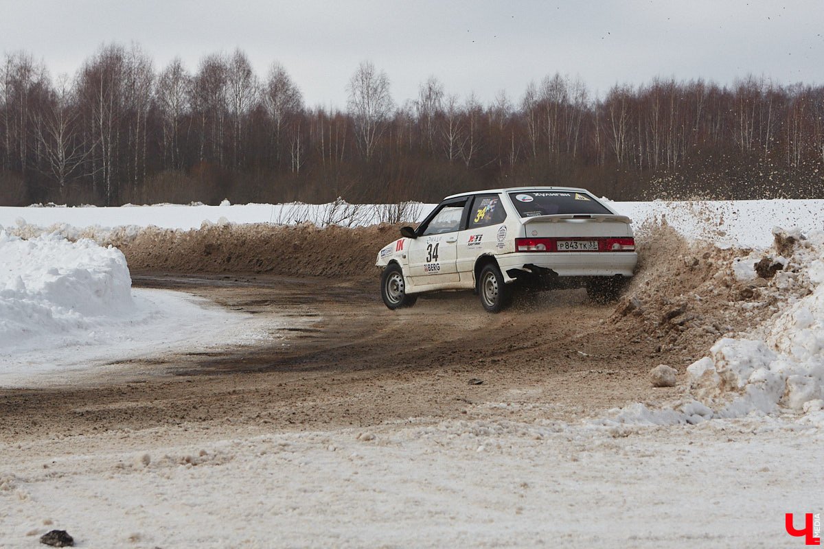 Владимирские гонщики эффектно завершили зимний сезон ледовой дуэлью. На старт в Собинском районе вышел сразу 51 экипаж. Между собой они разыграли кубки в семи классах. «Ключ-Медиа» стал свидетелем зрелищных соревнований, а в перерывах между заездами поговорил со спортсменами.
