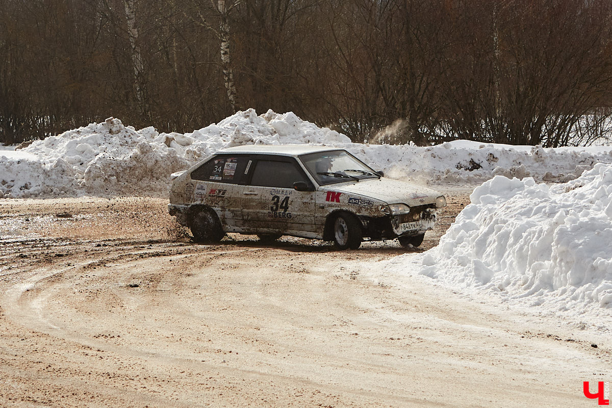 Владимирские гонщики эффектно завершили зимний сезон ледовой дуэлью. На старт в Собинском районе вышел сразу 51 экипаж. Между собой они разыграли кубки в семи классах. «Ключ-Медиа» стал свидетелем зрелищных соревнований, а в перерывах между заездами поговорил со спортсменами.