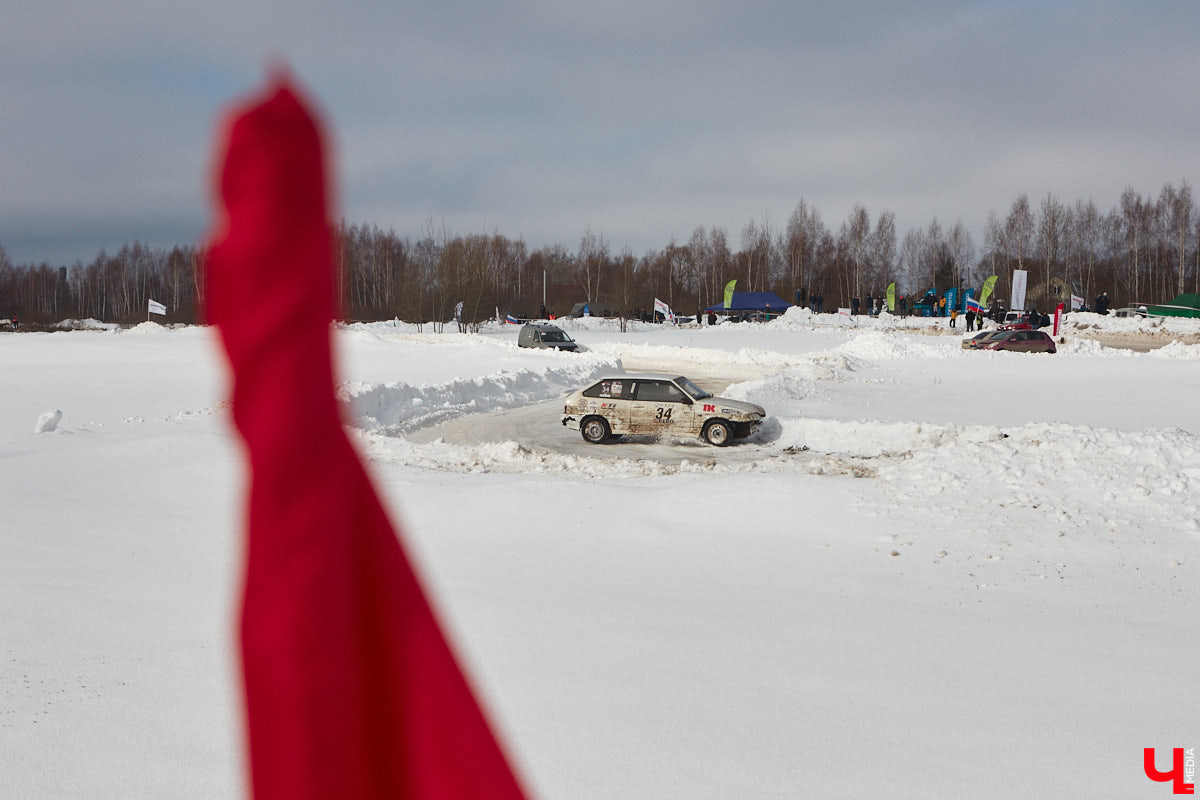 Владимирские гонщики эффектно завершили зимний сезон ледовой дуэлью. На старт в Собинском районе вышел сразу 51 экипаж. Между собой они разыграли кубки в семи классах. «Ключ-Медиа» стал свидетелем зрелищных соревнований, а в перерывах между заездами поговорил со спортсменами.