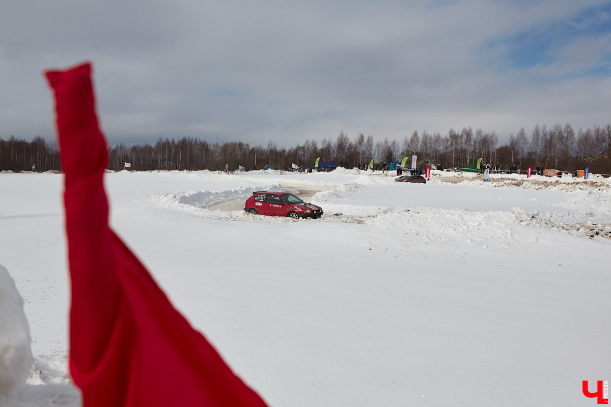 Владимирские гонщики эффектно завершили зимний сезон ледовой дуэлью. На старт в Собинском районе вышел сразу 51 экипаж. Между собой они разыграли кубки в семи классах. «Ключ-Медиа» стал свидетелем зрелищных соревнований, а в перерывах между заездами поговорил со спортсменами.