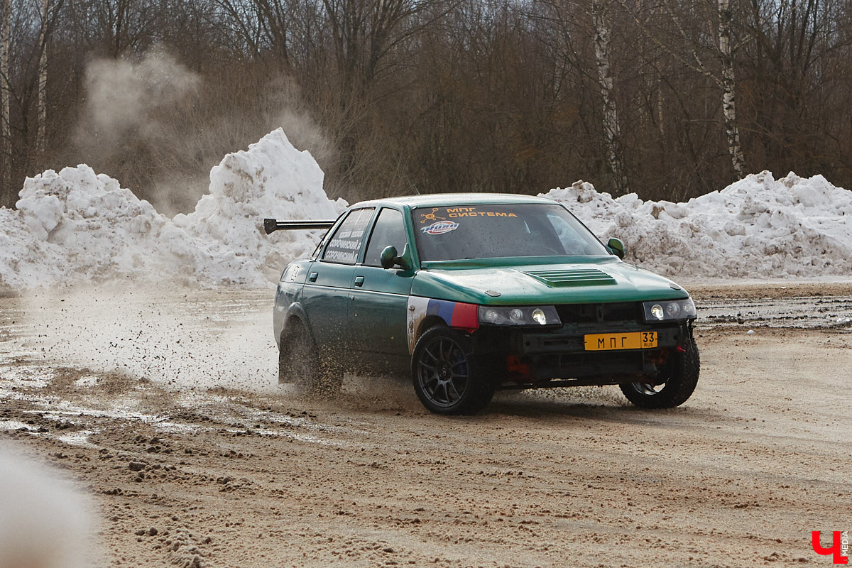 Владимирские гонщики эффектно завершили зимний сезон ледовой дуэлью. На старт в Собинском районе вышел сразу 51 экипаж. Между собой они разыграли кубки в семи классах. «Ключ-Медиа» стал свидетелем зрелищных соревнований, а в перерывах между заездами поговорил со спортсменами.