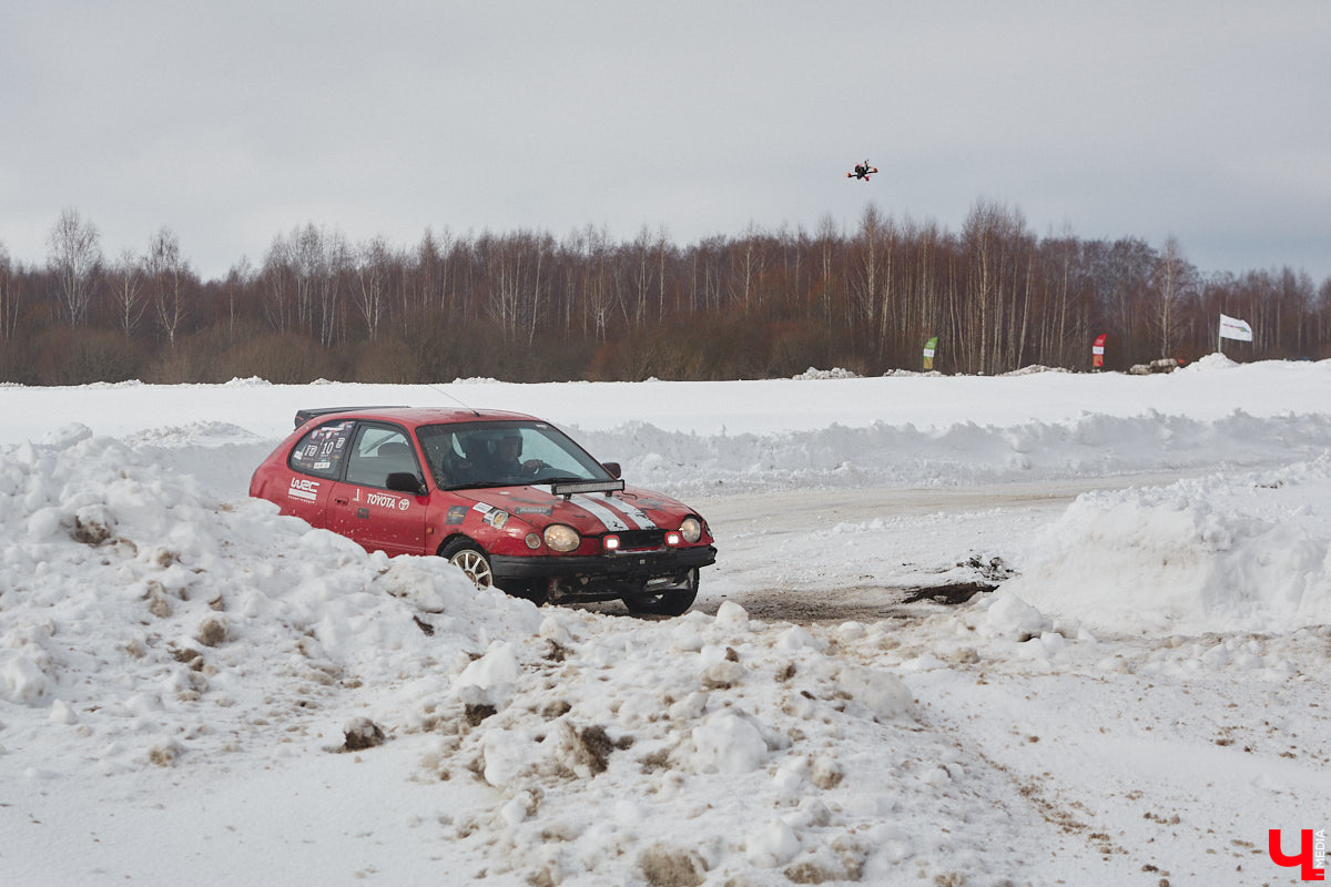 Владимирские гонщики эффектно завершили зимний сезон ледовой дуэлью. На старт в Собинском районе вышел сразу 51 экипаж. Между собой они разыграли кубки в семи классах. «Ключ-Медиа» стал свидетелем зрелищных соревнований, а в перерывах между заездами поговорил со спортсменами.
