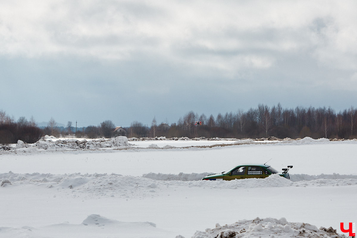 Владимирские гонщики эффектно завершили зимний сезон ледовой дуэлью. На старт в Собинском районе вышел сразу 51 экипаж. Между собой они разыграли кубки в семи классах. «Ключ-Медиа» стал свидетелем зрелищных соревнований, а в перерывах между заездами поговорил со спортсменами.