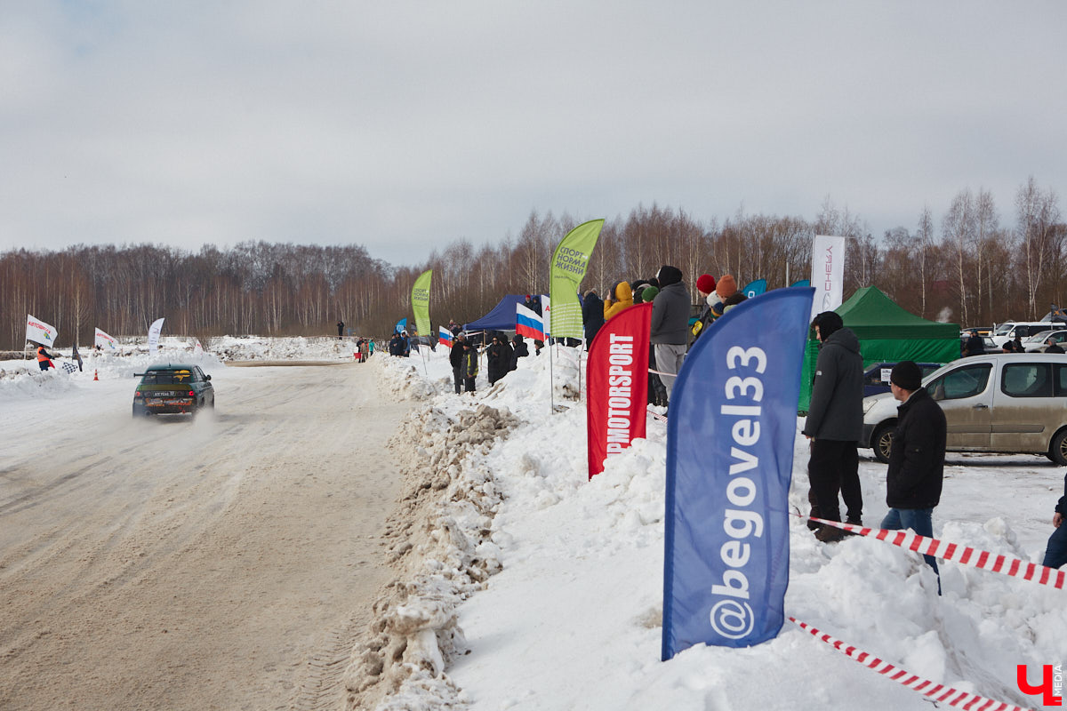 Владимирские гонщики эффектно завершили зимний сезон ледовой дуэлью. На старт в Собинском районе вышел сразу 51 экипаж. Между собой они разыграли кубки в семи классах. «Ключ-Медиа» стал свидетелем зрелищных соревнований, а в перерывах между заездами поговорил со спортсменами.
