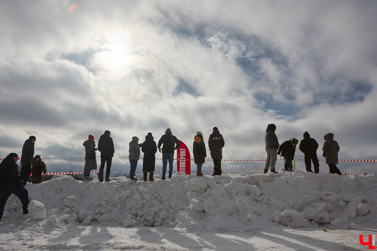Владимирские гонщики эффектно завершили зимний сезон ледовой дуэлью. На старт в Собинском районе вышел сразу 51 экипаж. Между собой они разыграли кубки в семи классах. «Ключ-Медиа» стал свидетелем зрелищных соревнований, а в перерывах между заездами поговорил со спортсменами.