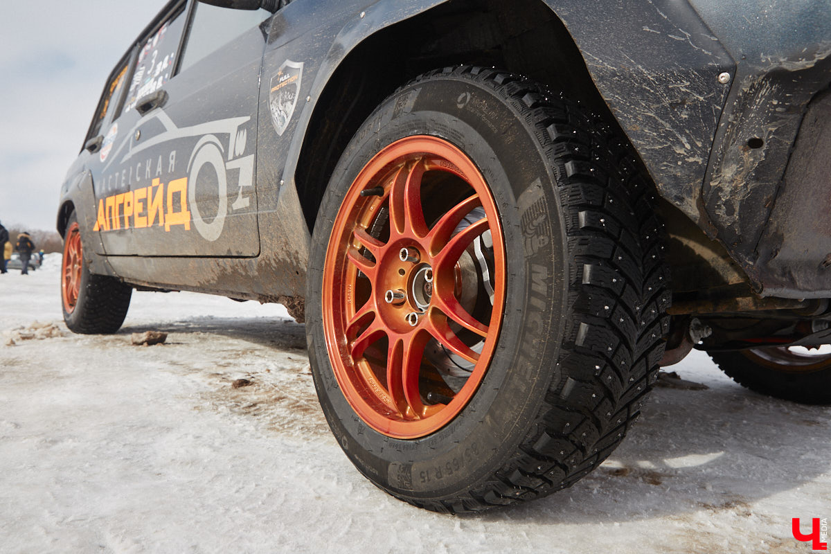 Владимирские гонщики эффектно завершили зимний сезон ледовой дуэлью. На старт в Собинском районе вышел сразу 51 экипаж. Между собой они разыграли кубки в семи классах. «Ключ-Медиа» стал свидетелем зрелищных соревнований, а в перерывах между заездами поговорил со спортсменами.