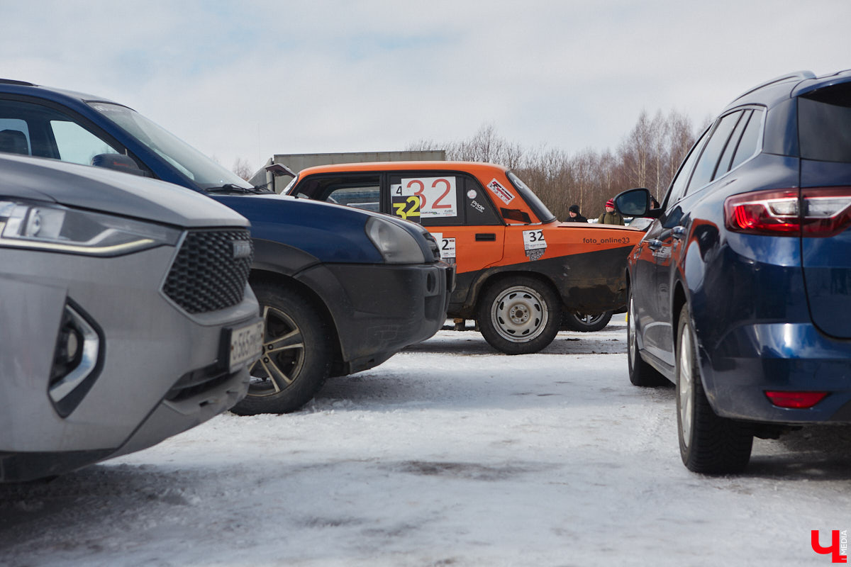 Владимирские гонщики эффектно завершили зимний сезон ледовой дуэлью. На старт в Собинском районе вышел сразу 51 экипаж. Между собой они разыграли кубки в семи классах. «Ключ-Медиа» стал свидетелем зрелищных соревнований, а в перерывах между заездами поговорил со спортсменами.