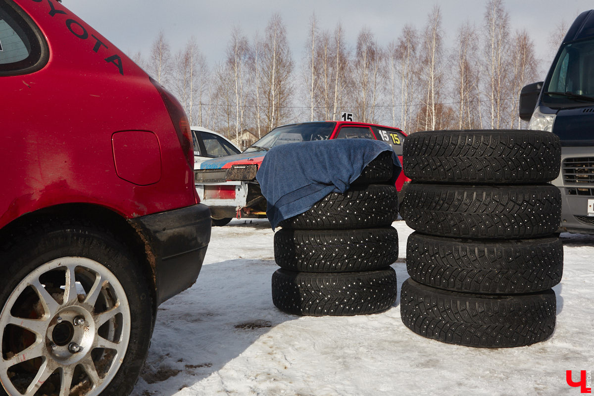 Владимирские гонщики эффектно завершили зимний сезон ледовой дуэлью. На старт в Собинском районе вышел сразу 51 экипаж. Между собой они разыграли кубки в семи классах. «Ключ-Медиа» стал свидетелем зрелищных соревнований, а в перерывах между заездами поговорил со спортсменами.