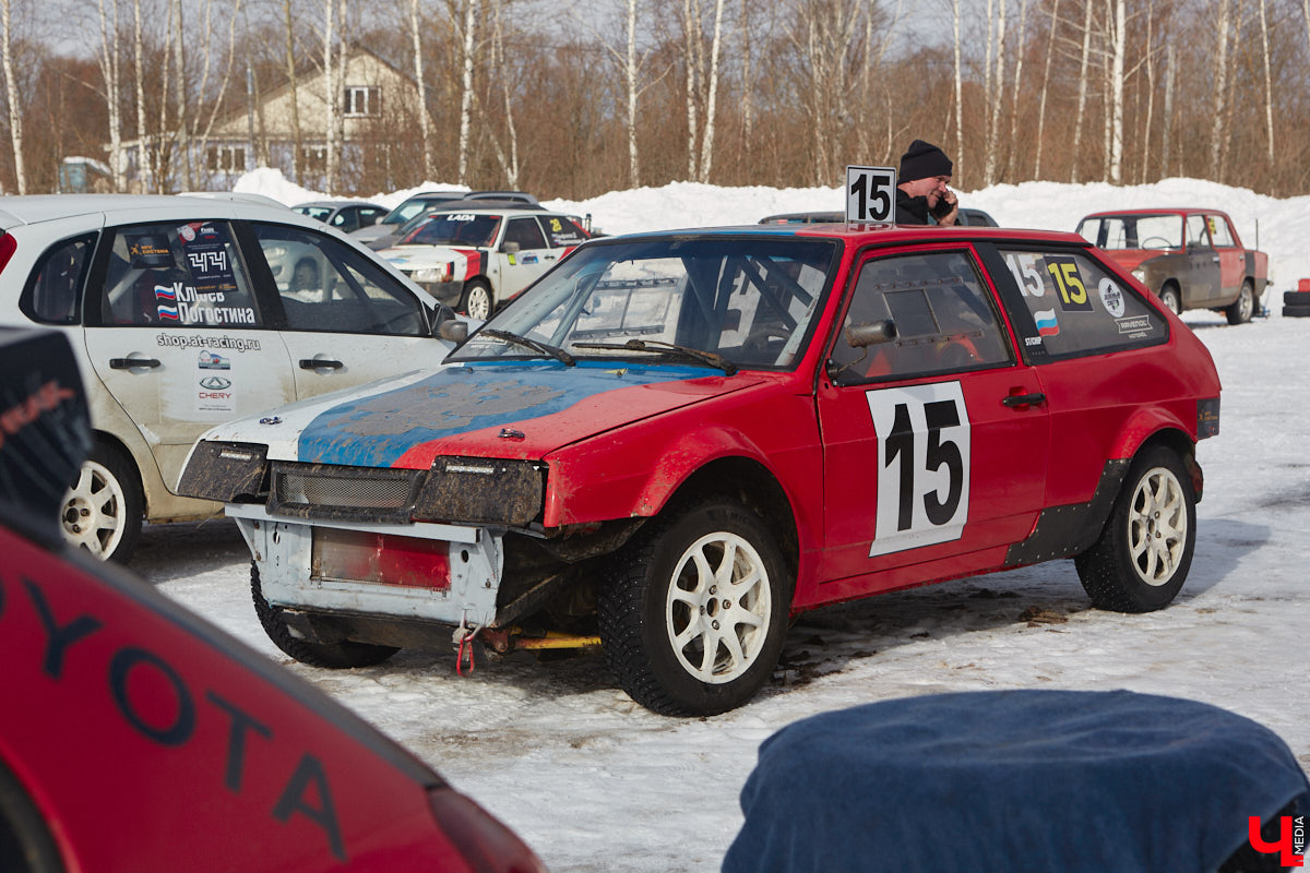 Владимирские гонщики эффектно завершили зимний сезон ледовой дуэлью. На старт в Собинском районе вышел сразу 51 экипаж. Между собой они разыграли кубки в семи классах. «Ключ-Медиа» стал свидетелем зрелищных соревнований, а в перерывах между заездами поговорил со спортсменами.