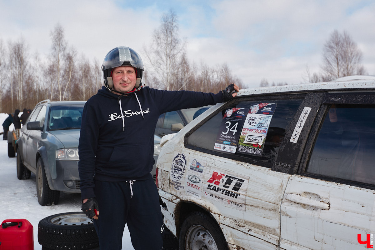 Владимирские гонщики эффектно завершили зимний сезон ледовой дуэлью. На старт в Собинском районе вышел сразу 51 экипаж. Между собой они разыграли кубки в семи классах. «Ключ-Медиа» стал свидетелем зрелищных соревнований, а в перерывах между заездами поговорил со спортсменами.