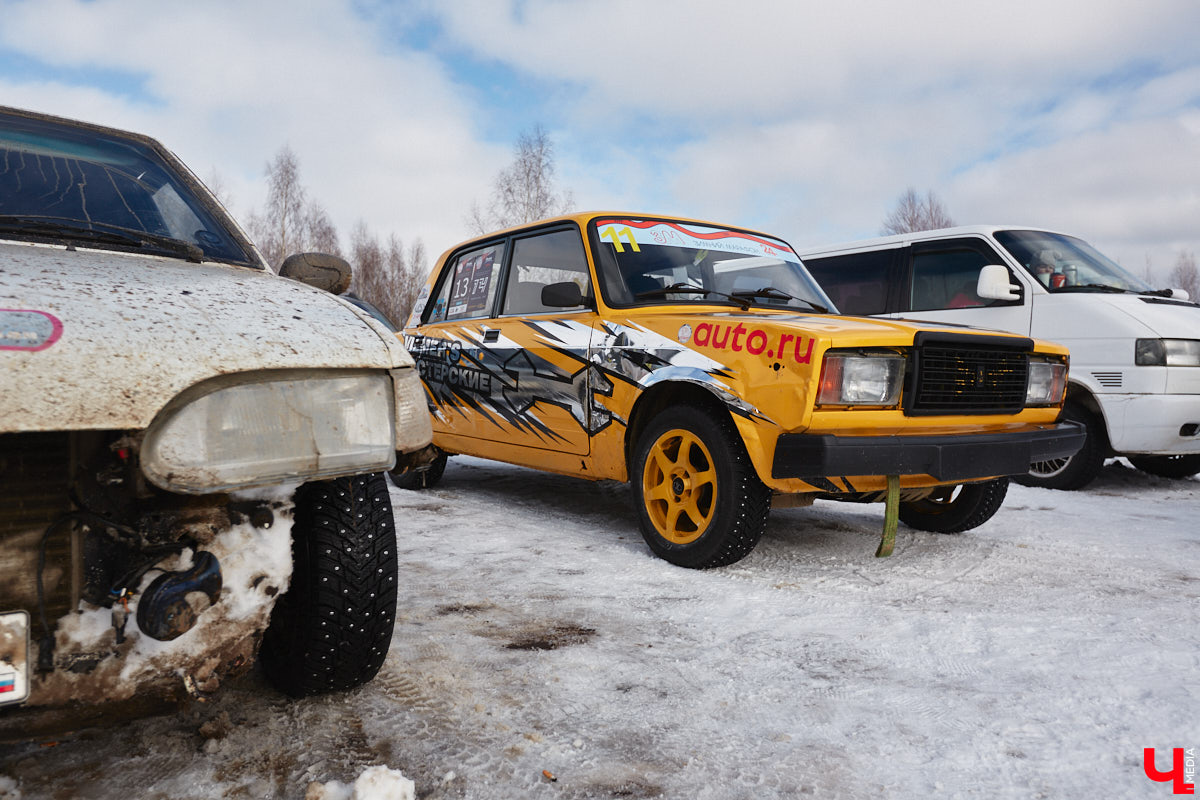 Владимирские гонщики эффектно завершили зимний сезон ледовой дуэлью. На старт в Собинском районе вышел сразу 51 экипаж. Между собой они разыграли кубки в семи классах. «Ключ-Медиа» стал свидетелем зрелищных соревнований, а в перерывах между заездами поговорил со спортсменами.