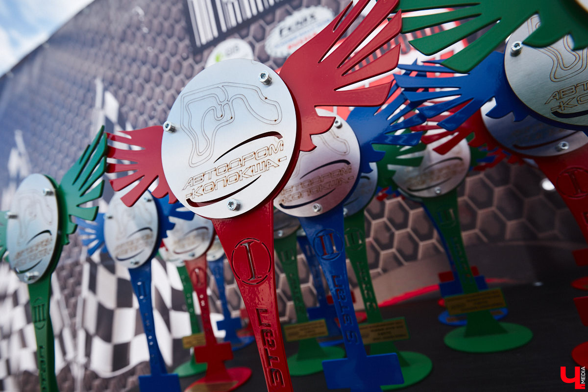 Владимирские гонщики эффектно завершили зимний сезон ледовой дуэлью. На старт в Собинском районе вышел сразу 51 экипаж. Между собой они разыграли кубки в семи классах. «Ключ-Медиа» стал свидетелем зрелищных соревнований, а в перерывах между заездами поговорил со спортсменами.