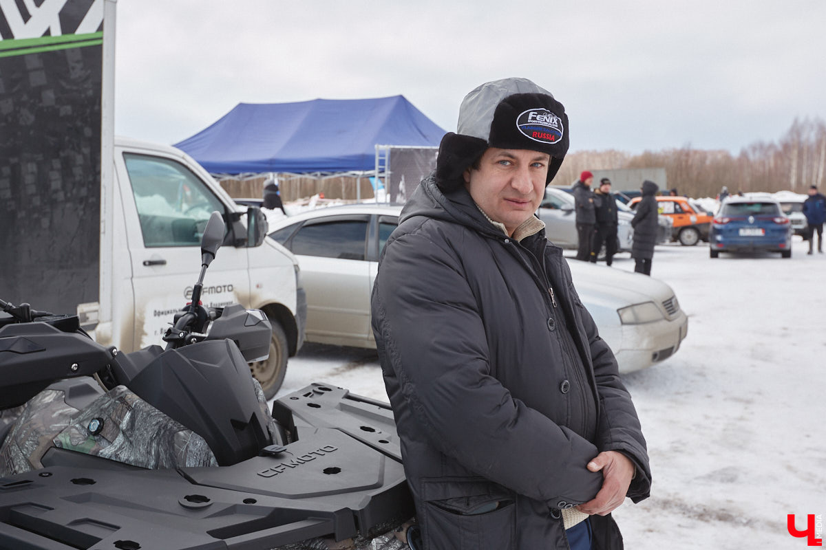 Владимирские гонщики эффектно завершили зимний сезон ледовой дуэлью. На старт в Собинском районе вышел сразу 51 экипаж. Между собой они разыграли кубки в семи классах. «Ключ-Медиа» стал свидетелем зрелищных соревнований, а в перерывах между заездами поговорил со спортсменами.