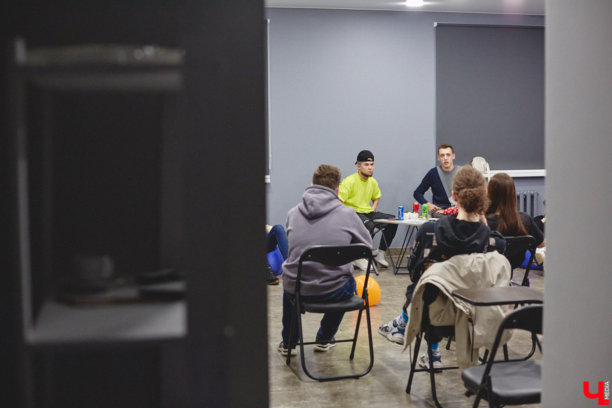 Прошлой осенью Владимир Соколов, известный в TikTok под ником Mr.Sokolov, грозился выпустить сериал собственного производства. Героями комедийной истории «Без правил» должны стать не профессионалы, а обычные ребята из города Владимира. Продакшен шёл по плану, и в начале марта на площадках онлайн-кинотеатров состоялся премьерный показ первой серии. Реакция зрителя превзошла все ожидания: утром следующего дня эпизод «По ложному следу» взлетел в топы RuTube, потеснив проекты ТНТ, НТВ и других популярнейших каналов.