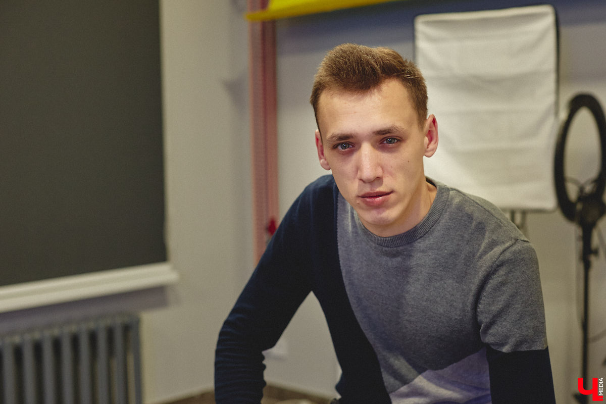 Прошлой осенью Владимир Соколов, известный в TikTok под ником Mr.Sokolov, грозился выпустить сериал собственного производства. Героями комедийной истории «Без правил» должны стать не профессионалы, а обычные ребята из города Владимира. Продакшен шёл по плану, и в начале марта на площадках онлайн-кинотеатров состоялся премьерный показ первой серии. Реакция зрителя превзошла все ожидания: утром следующего дня эпизод «По ложному следу» взлетел в топы RuTube, потеснив проекты ТНТ, НТВ и других популярнейших каналов.