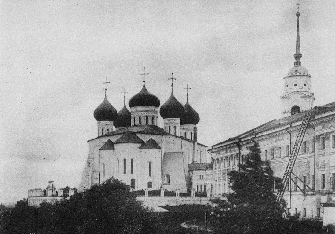 Семья Ставровских заложила хорошую традицию отцов и детей в музыкальной жизни Владимира. Сейчас у нас в городе есть Маркин-старший и Маркин-младший. А сто лет назад были Ставровский-старший и Ставровский-младший. Алексей Евграфович сделал всероссийски известным хор Успенского собора. А его сын Петр открыл первую музыкальную школу в областном центре.