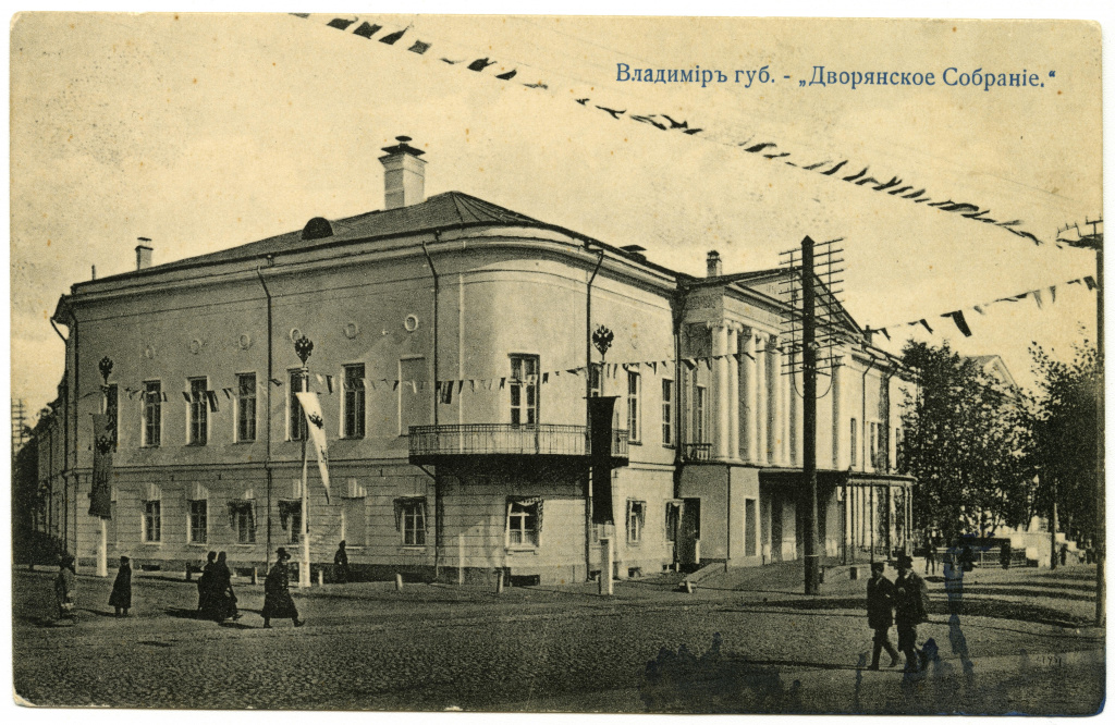 Семья Ставровских заложила хорошую традицию отцов и детей в музыкальной жизни Владимира. Сейчас у нас в городе есть Маркин-старший и Маркин-младший. А сто лет назад были Ставровский-старший и Ставровский-младший. Алексей Евграфович сделал всероссийски известным хор Успенского собора. А его сын Петр открыл первую музыкальную школу в областном центре.