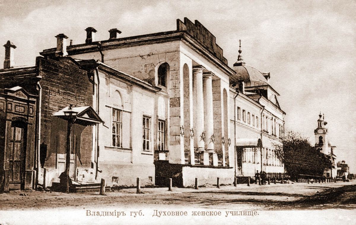 Семья Ставровских заложила хорошую традицию отцов и детей в музыкальной жизни Владимира. Сейчас у нас в городе есть Маркин-старший и Маркин-младший. А сто лет назад были Ставровский-старший и Ставровский-младший. Алексей Евграфович сделал всероссийски известным хор Успенского собора. А его сын Петр открыл первую музыкальную школу в областном центре.