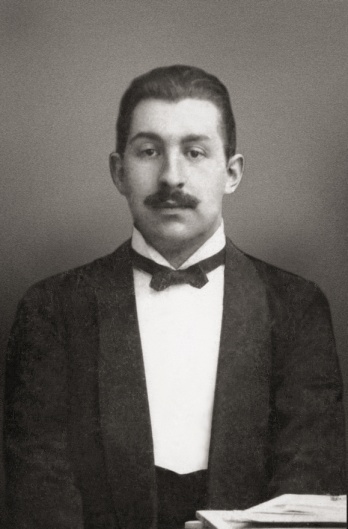 Семья Ставровских заложила хорошую традицию отцов и детей в музыкальной жизни Владимира. Сейчас у нас в городе есть Маркин-старший и Маркин-младший. А сто лет назад были Ставровский-старший и Ставровский-младший. Алексей Евграфович сделал всероссийски известным хор Успенского собора. А его сын Петр открыл первую музыкальную школу в областном центре.