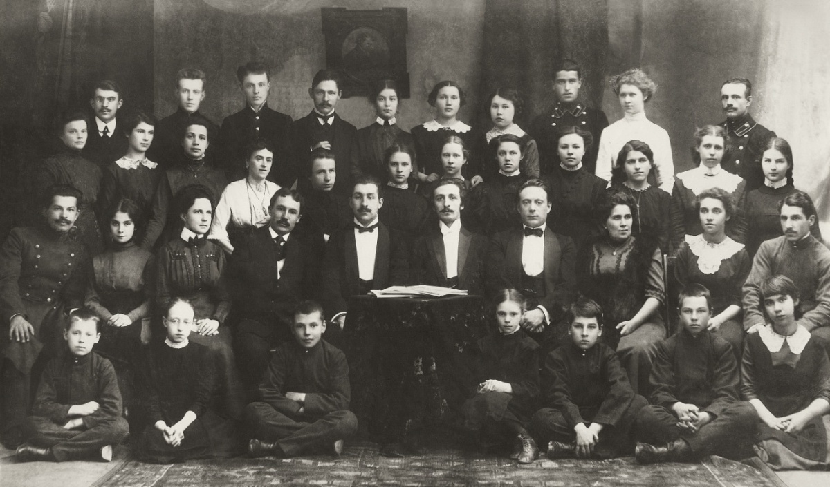 Семья Ставровских заложила хорошую традицию отцов и детей в музыкальной жизни Владимира. Сейчас у нас в городе есть Маркин-старший и Маркин-младший. А сто лет назад были Ставровский-старший и Ставровский-младший. Алексей Евграфович сделал всероссийски известным хор Успенского собора. А его сын Петр открыл первую музыкальную школу в областном центре.