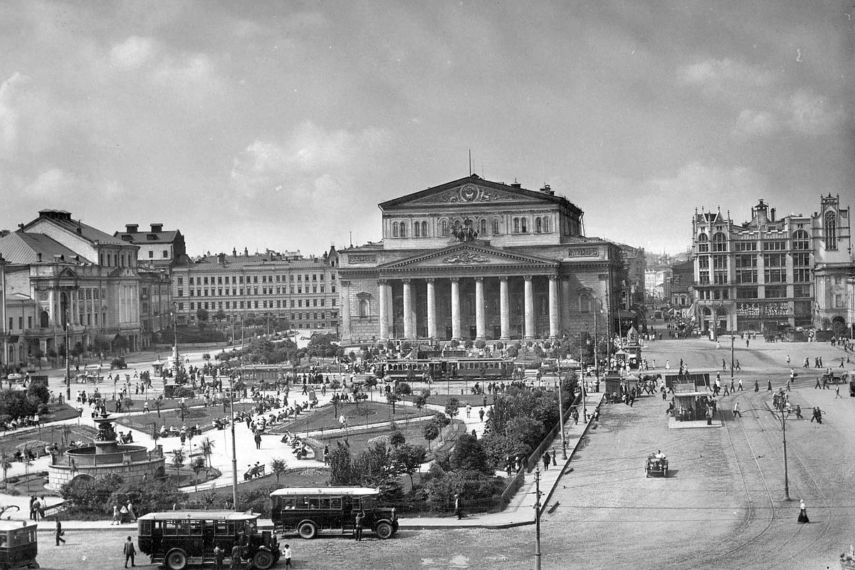 Семья Ставровских заложила хорошую традицию отцов и детей в музыкальной жизни Владимира. Сейчас у нас в городе есть Маркин-старший и Маркин-младший. А сто лет назад были Ставровский-старший и Ставровский-младший. Алексей Евграфович сделал всероссийски известным хор Успенского собора. А его сын Петр открыл первую музыкальную школу в областном центре.