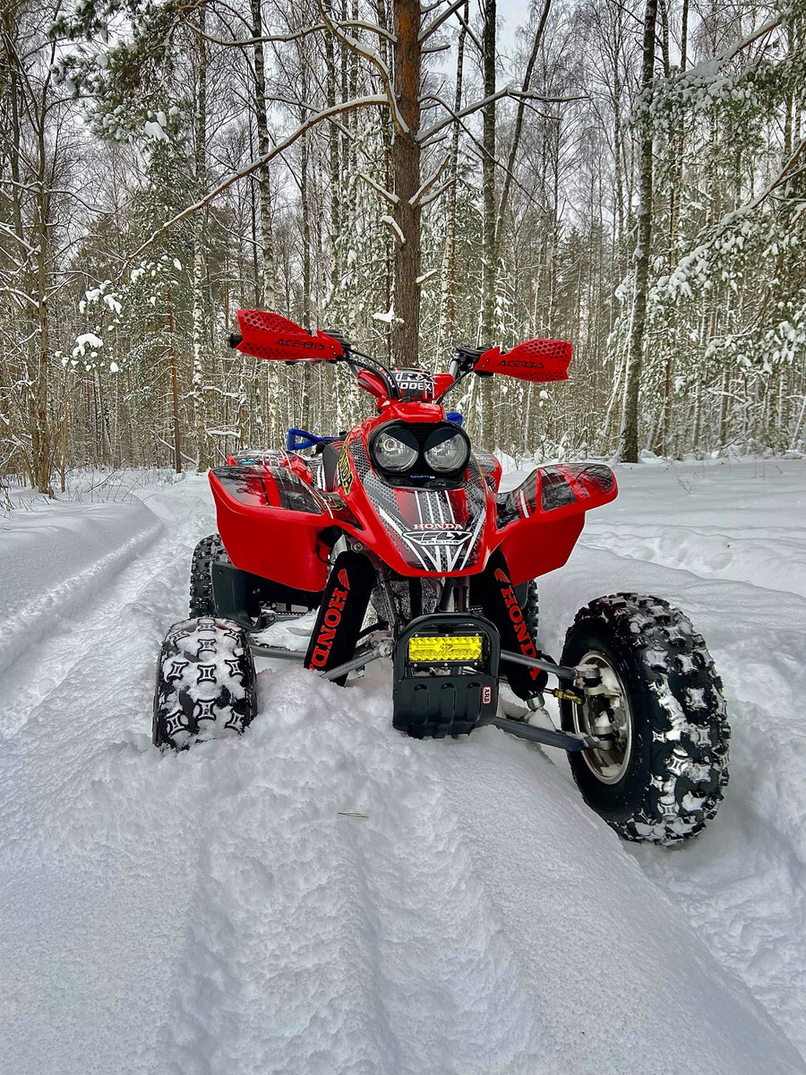 Вместо центрального отопления — печка, вместо водопровода — колодец. Переехать из комфортной городской квартиры в деревенский дом возле леса захочет не каждый. А вот фотограф Владислав Тябин провел зиму вдали от цивилизации и теперь уверен: это были три самых интересных месяца в его жизни.