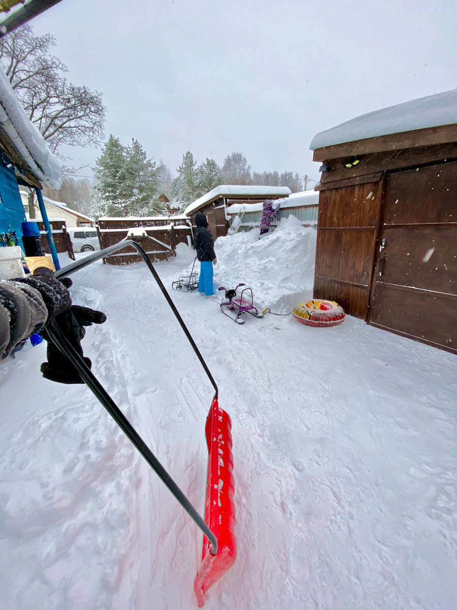 Вместо центрального отопления — печка, вместо водопровода — колодец. Переехать из комфортной городской квартиры в деревенский дом возле леса захочет не каждый. А вот фотограф Владислав Тябин провел зиму вдали от цивилизации и теперь уверен: это были три самых интересных месяца в его жизни.