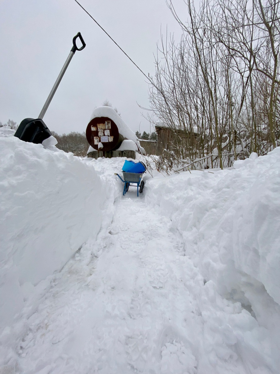 Вместо центрального отопления — печка, вместо водопровода — колодец. Переехать из комфортной городской квартиры в деревенский дом возле леса захочет не каждый. А вот фотограф Владислав Тябин провел зиму вдали от цивилизации и теперь уверен: это были три самых интересных месяца в его жизни.
