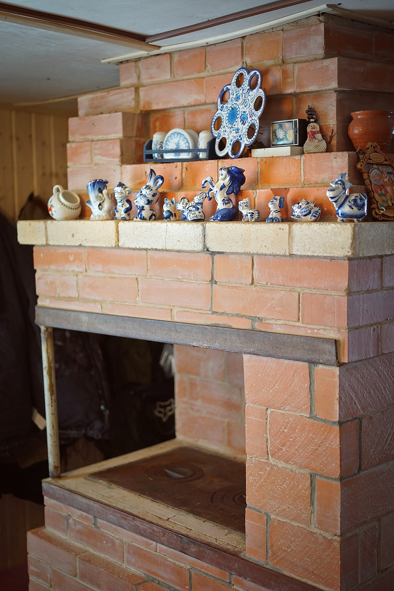 Вместо центрального отопления — печка, вместо водопровода — колодец. Переехать из комфортной городской квартиры в деревенский дом возле леса захочет не каждый. А вот фотограф Владислав Тябин провел зиму вдали от цивилизации и теперь уверен: это были три самых интересных месяца в его жизни.