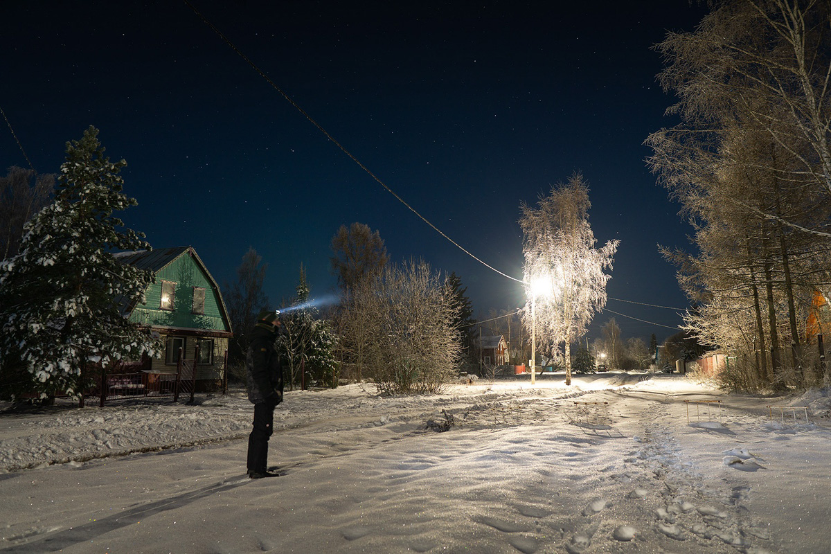 Вместо центрального отопления — печка, вместо водопровода — колодец. Переехать из комфортной городской квартиры в деревенский дом возле леса захочет не каждый. А вот фотограф Владислав Тябин провел зиму вдали от цивилизации и теперь уверен: это были три самых интересных месяца в его жизни.