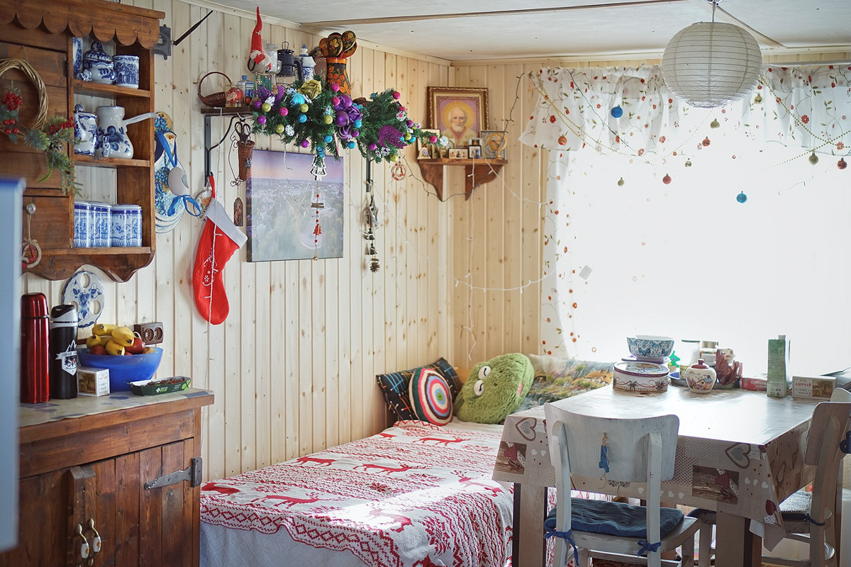 Вместо центрального отопления — печка, вместо водопровода — колодец. Переехать из комфортной городской квартиры в деревенский дом возле леса захочет не каждый. А вот фотограф Владислав Тябин провел зиму вдали от цивилизации и теперь уверен: это были три самых интересных месяца в его жизни.