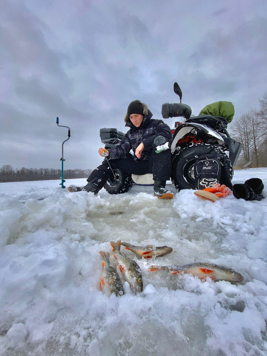 Вместо центрального отопления — печка, вместо водопровода — колодец. Переехать из комфортной городской квартиры в деревенский дом возле леса захочет не каждый. А вот фотограф Владислав Тябин провел зиму вдали от цивилизации и теперь уверен: это были три самых интересных месяца в его жизни.