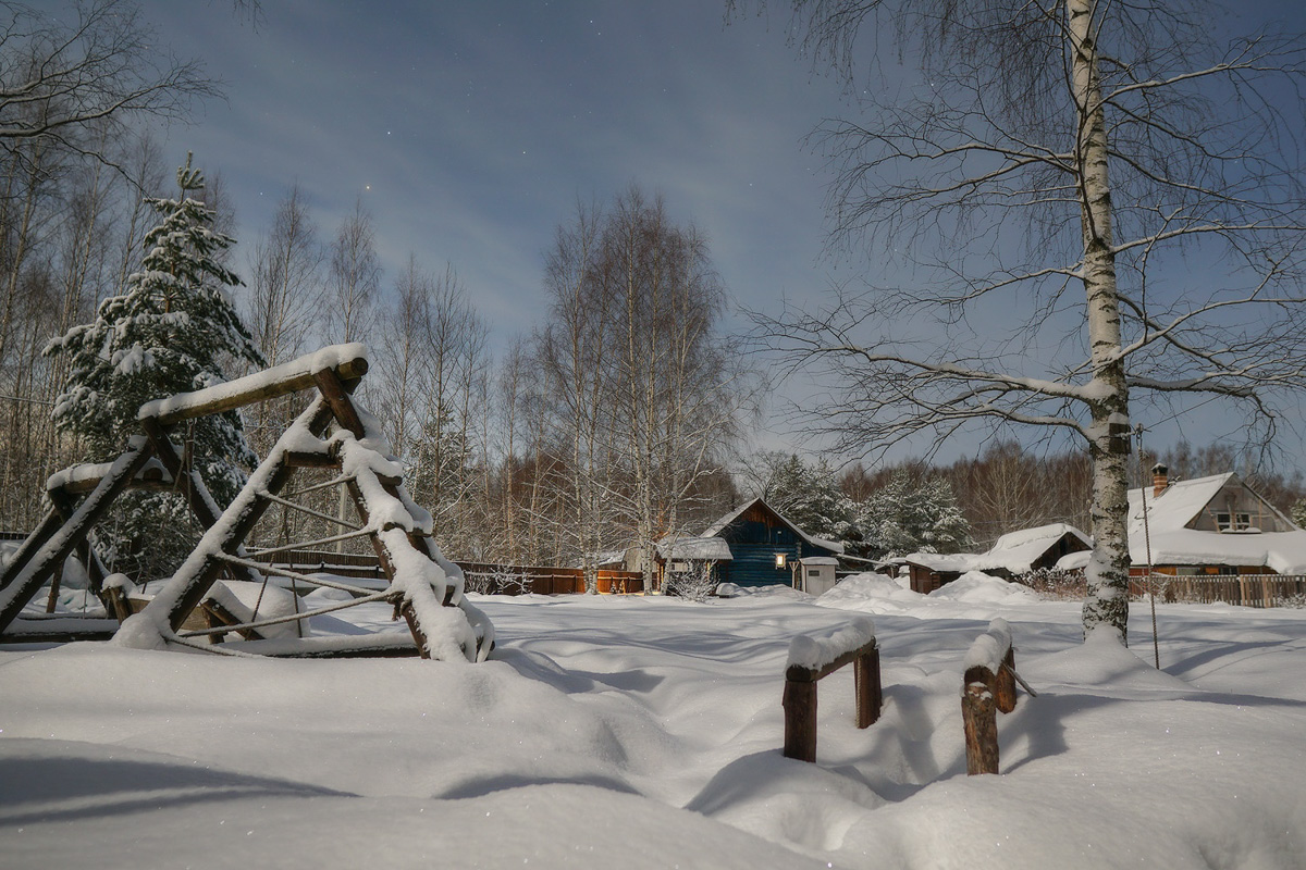 Вместо центрального отопления — печка, вместо водопровода — колодец. Переехать из комфортной городской квартиры в деревенский дом возле леса захочет не каждый. А вот фотограф Владислав Тябин провел зиму вдали от цивилизации и теперь уверен: это были три самых интересных месяца в его жизни.