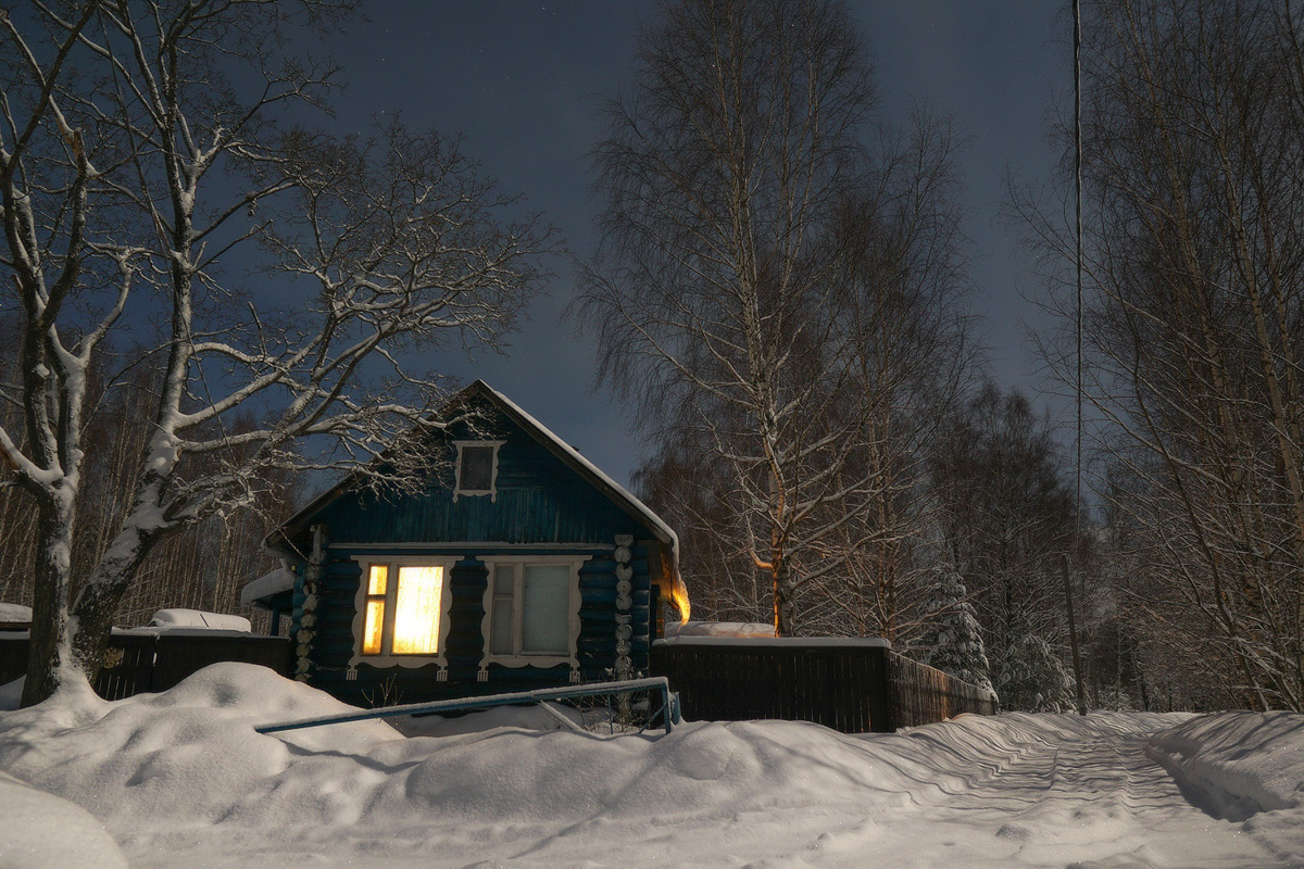 Вместо центрального отопления — печка, вместо водопровода — колодец. Переехать из комфортной городской квартиры в деревенский дом возле леса захочет не каждый. А вот фотограф Владислав Тябин провел зиму вдали от цивилизации и теперь уверен: это были три самых интересных месяца в его жизни.