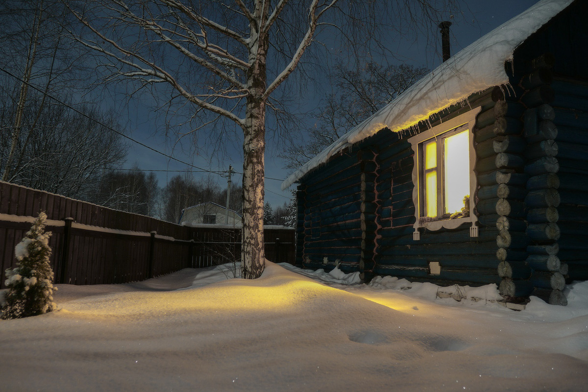 Вместо центрального отопления — печка, вместо водопровода — колодец. Переехать из комфортной городской квартиры в деревенский дом возле леса захочет не каждый. А вот фотограф Владислав Тябин провел зиму вдали от цивилизации и теперь уверен: это были три самых интересных месяца в его жизни.