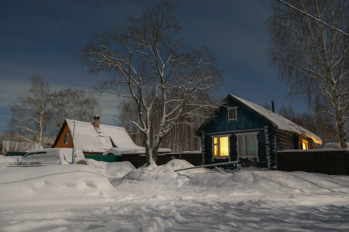 Вместо центрального отопления — печка, вместо водопровода — колодец. Переехать из комфортной городской квартиры в деревенский дом возле леса захочет не каждый. А вот фотограф Владислав Тябин провел зиму вдали от цивилизации и теперь уверен: это были три самых интересных месяца в его жизни.