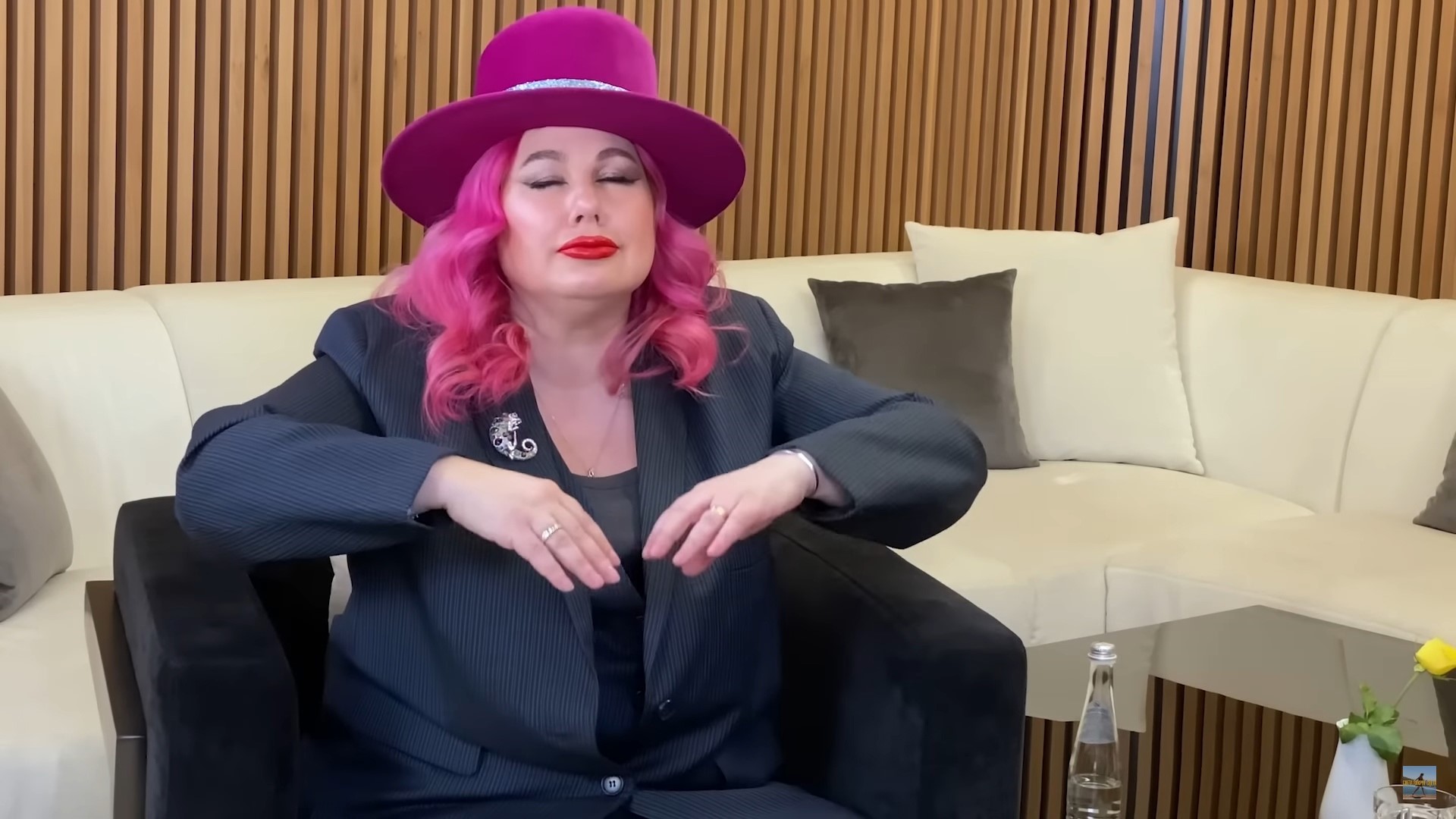 Певица Ева Польна (экс-солистка группы «Гости из будущего») стала героиней нового выпуска программы Светланы Бондарчук на YouTube. За два часа общения звезда раскрыла ведущей много секретов. Например, оказалось, что автор и исполнительница популярных хитов любит отдыхать недалеко от дома, в городах Владимирской области.