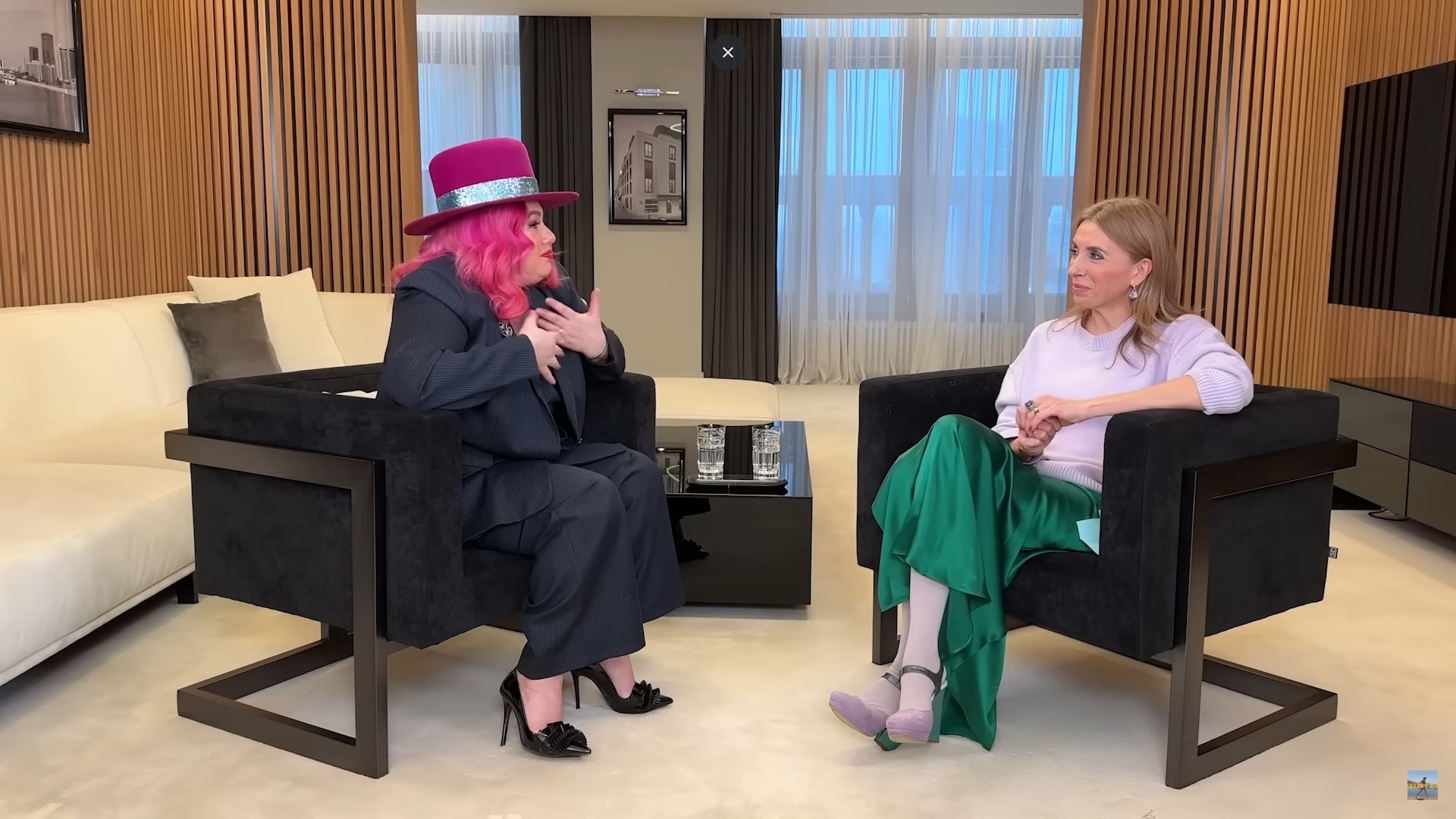 Певица Ева Польна (экс-солистка группы «Гости из будущего») стала героиней нового выпуска программы Светланы Бондарчук на YouTube. За два часа общения звезда раскрыла ведущей много секретов. Например, оказалось, что автор и исполнительница популярных хитов любит отдыхать недалеко от дома, в городах Владимирской области.