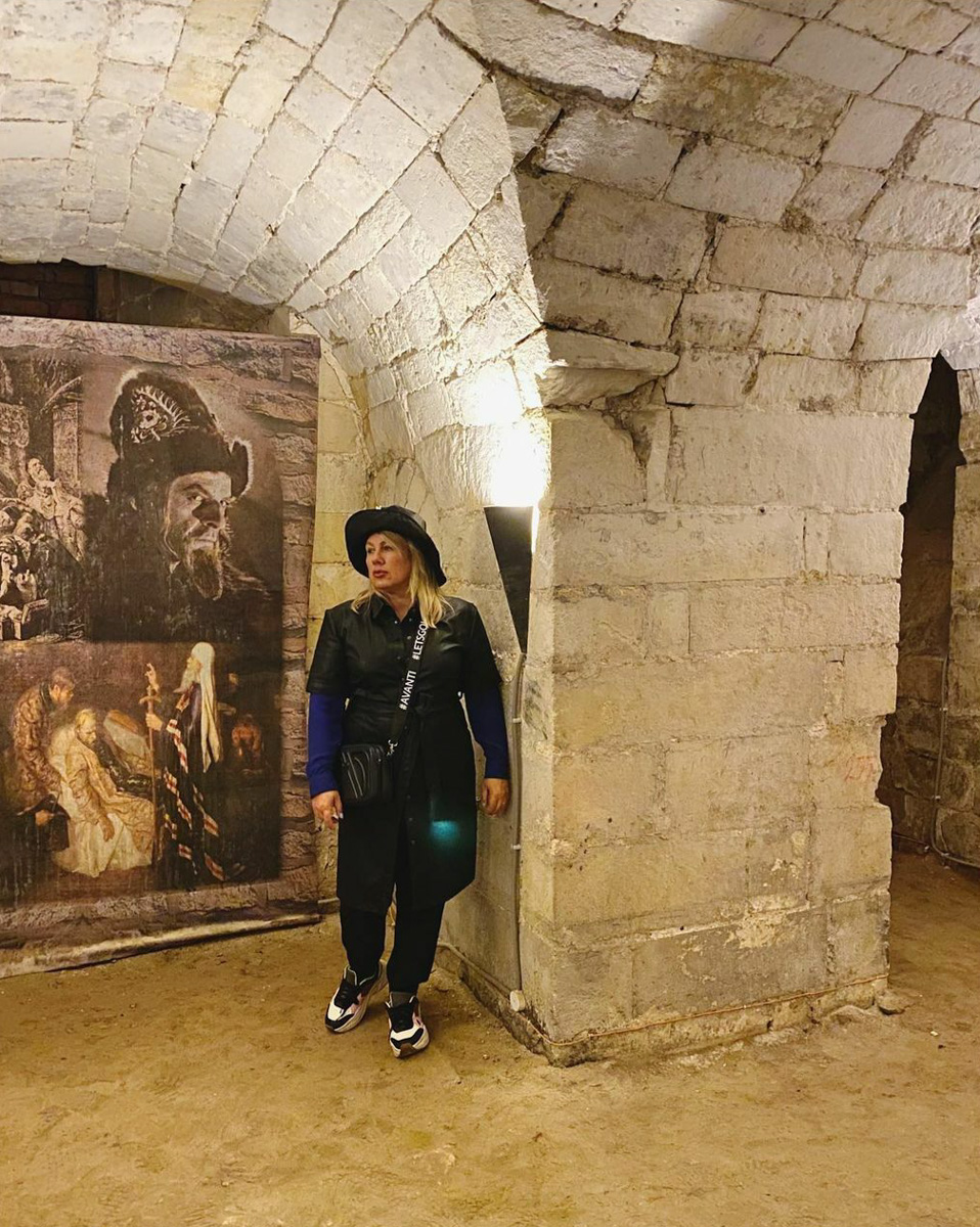 Певица Ева Польна (экс-солистка группы «Гости из будущего») стала героиней нового выпуска программы Светланы Бондарчук на YouTube. За два часа общения звезда раскрыла ведущей много секретов. Например, оказалось, что автор и исполнительница популярных хитов любит отдыхать недалеко от дома, в городах Владимирской области.