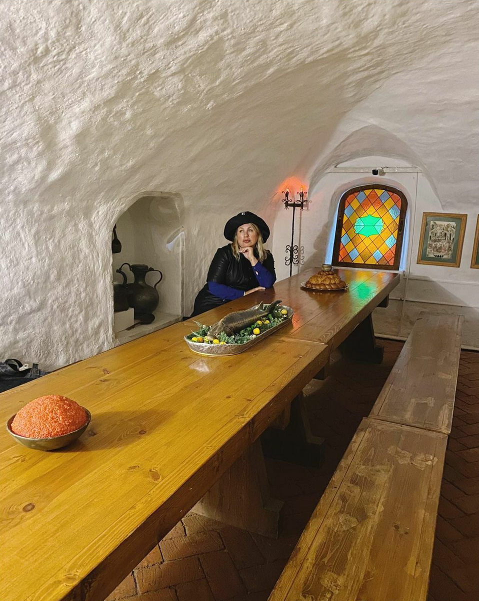 Певица Ева Польна (экс-солистка группы «Гости из будущего») стала героиней нового выпуска программы Светланы Бондарчук на YouTube. За два часа общения звезда раскрыла ведущей много секретов. Например, оказалось, что автор и исполнительница популярных хитов любит отдыхать недалеко от дома, в городах Владимирской области.